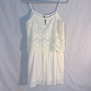 Alya White Romper Crocheted Daisy’s Bodice Adjustable Spaghetti Straps M👍